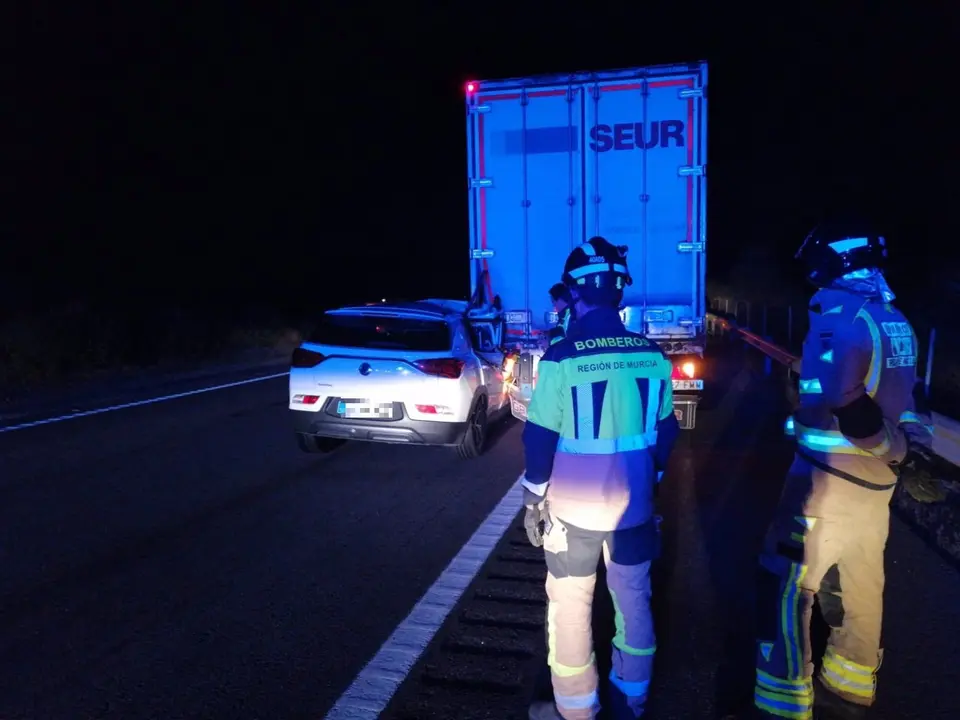 Los bomberos trabajan en el lugar del accidente, en la autov&iacute;a A-91 a la altura de Lorca (foto: 112 Regi&oacute;n de Murcia)