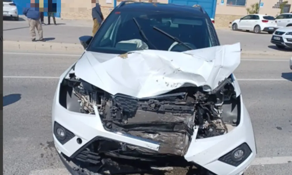 Turismo que colision&oacute; con el motorista fallecido | Foto: Servicios Sanitarios de Emergencia