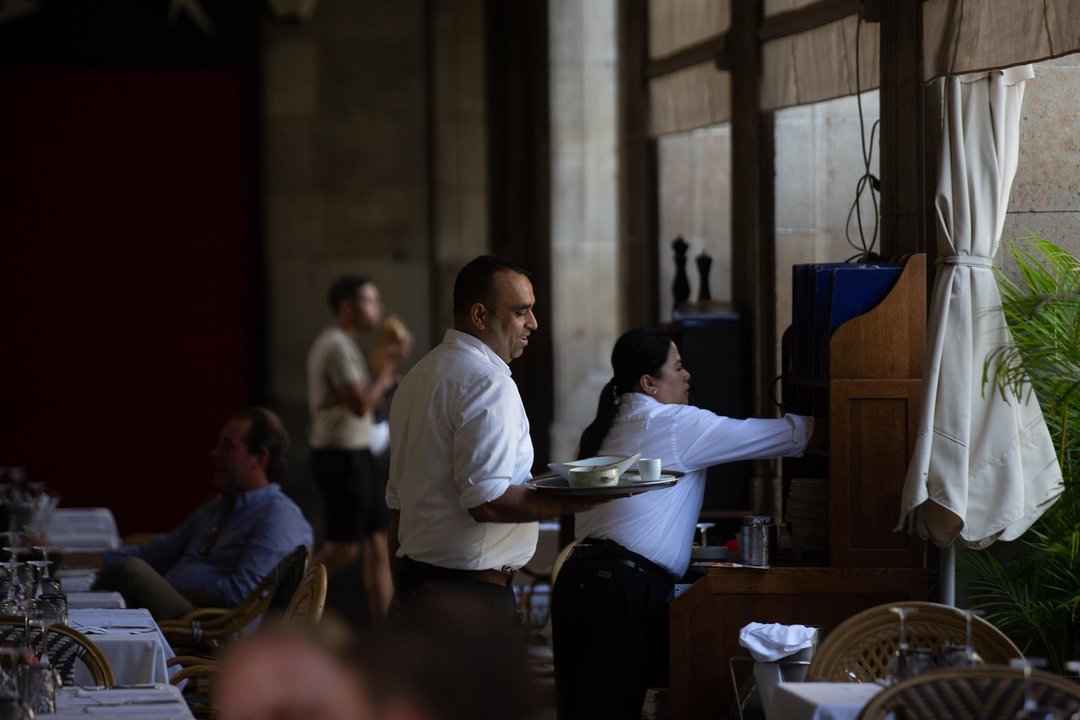 Un camarero sostiene una bandeja (foto: La 7)