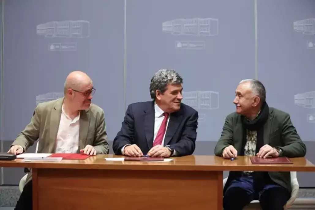 Gobierno y sindicatos firman el acuerdo para la reforma de pensiones: "Es una reforma hist&oacute;rica"


Escriv&aacute; y los l&iacute;deres de CCOO y UGT replican a CEOE que esta reforma no pone en peligro ni el empleo ni la competitividad de las empresas

Leer m&aacute;s: https://www.europapress.es/economia/laboral-00346/noticia-gobierno-sindicatos-firman-acuerdo-reforma-pensiones-reforma-historica-20230315144339.html

(c) 2023 Europa Press. Est&aacute; expresamente prohibida la redistribuci&oacute;n y la redifusi&oacute;n de este contenido sin su previo y expreso consentimiento (foto: Europa Press)