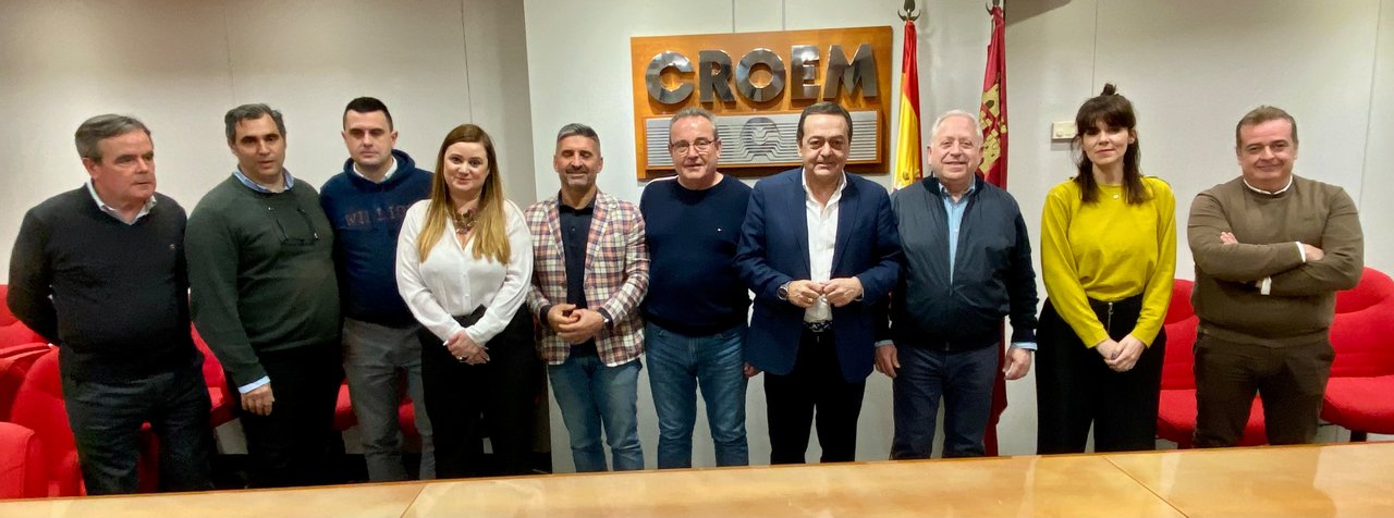 Patronales y sindicatos tras firmar el convenio de la hostelería en la Región de Murcia (foto: CROEM/CC OO)