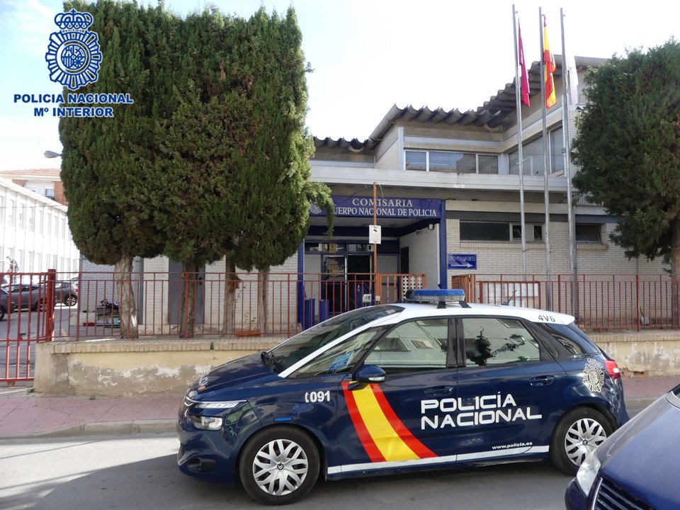 Un vehículo de Policía Nacional estacionado junto a la comisaría de Molina de Segura (foto: La 7)