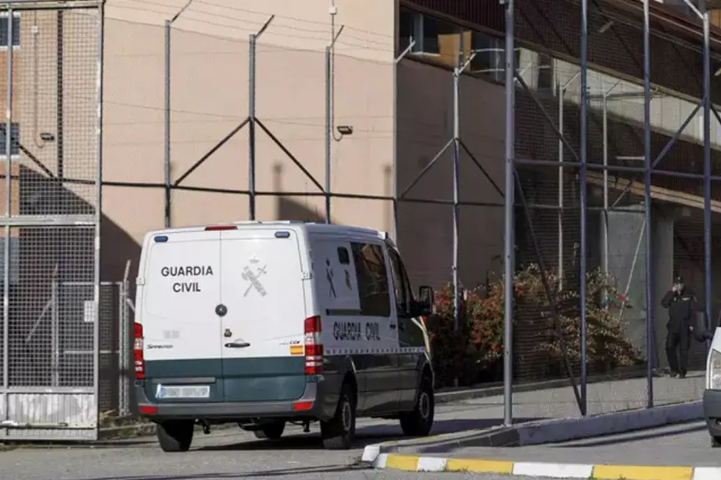 Un furg&oacute;n de la Guardia Civil traslada al acusado de matar y agredir sexualmente al ni&ntilde;o de 9 a&ntilde;os en La Rioja (foto: La 7)