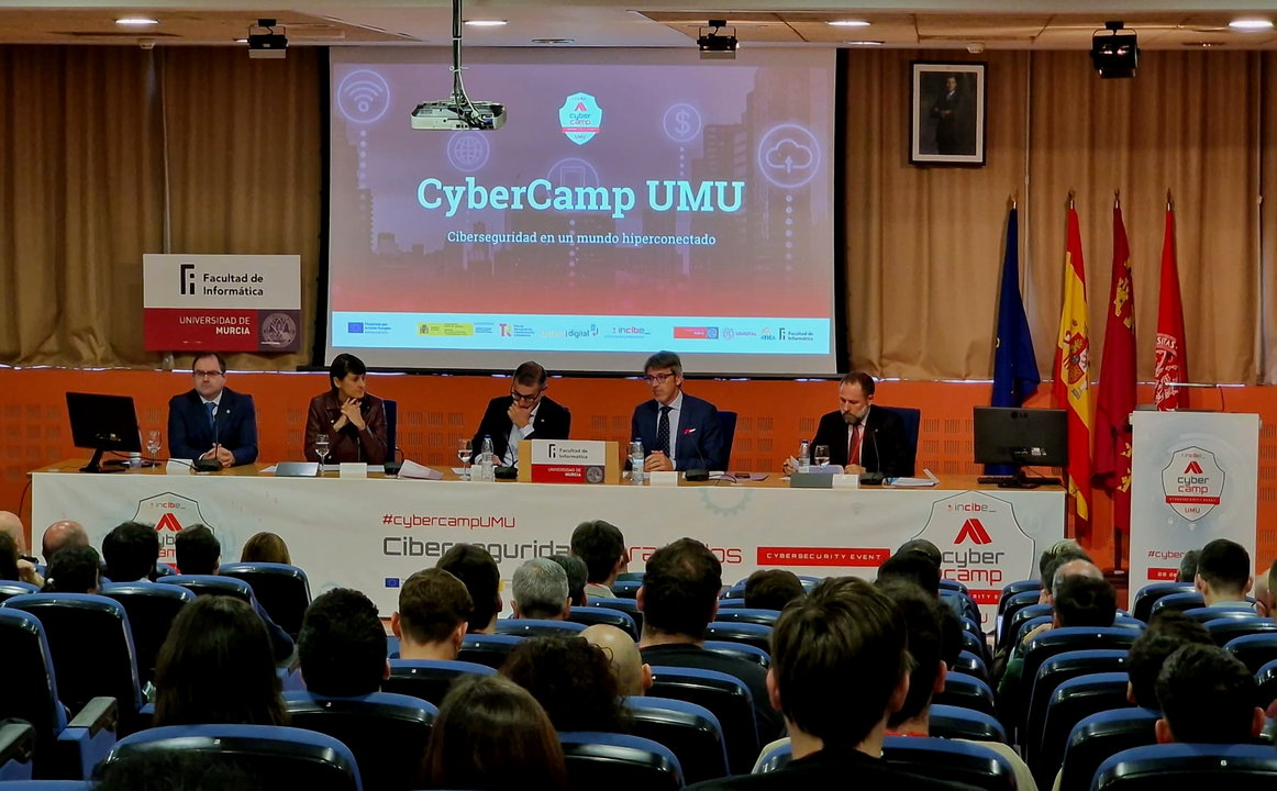 Un momento de la intervención del consejero de Economía, Hacienda, Fondos Europeos y Administración Digital, Luis Alberto Marín, durante la presentación del proyecto de ciberseguridad CyberCamp UMU (foto: CARM)