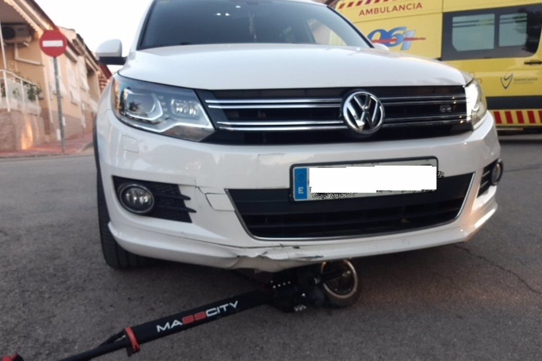 El patinete junto al vehículo contra el que ha chocado el conductor (foto: 112 Región de Murcia)