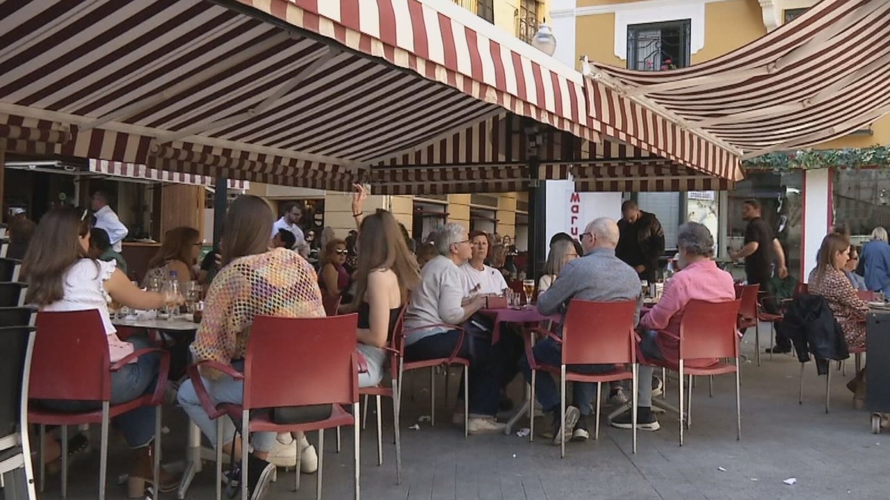 Terrazas de bares y restaurantes de Murcia totalmente abarrotadas (foto: La 7)