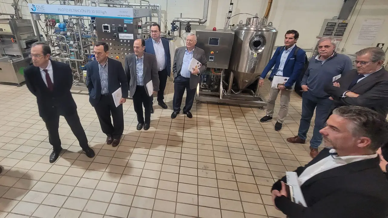 Tras la reuni&oacute;n, los miembros de la Junta Directiva realizaron una visita a la Planta Piloto del CTNC para comprobar &lsquo;in situ&rsquo; las nuevas inversiones efectuadas