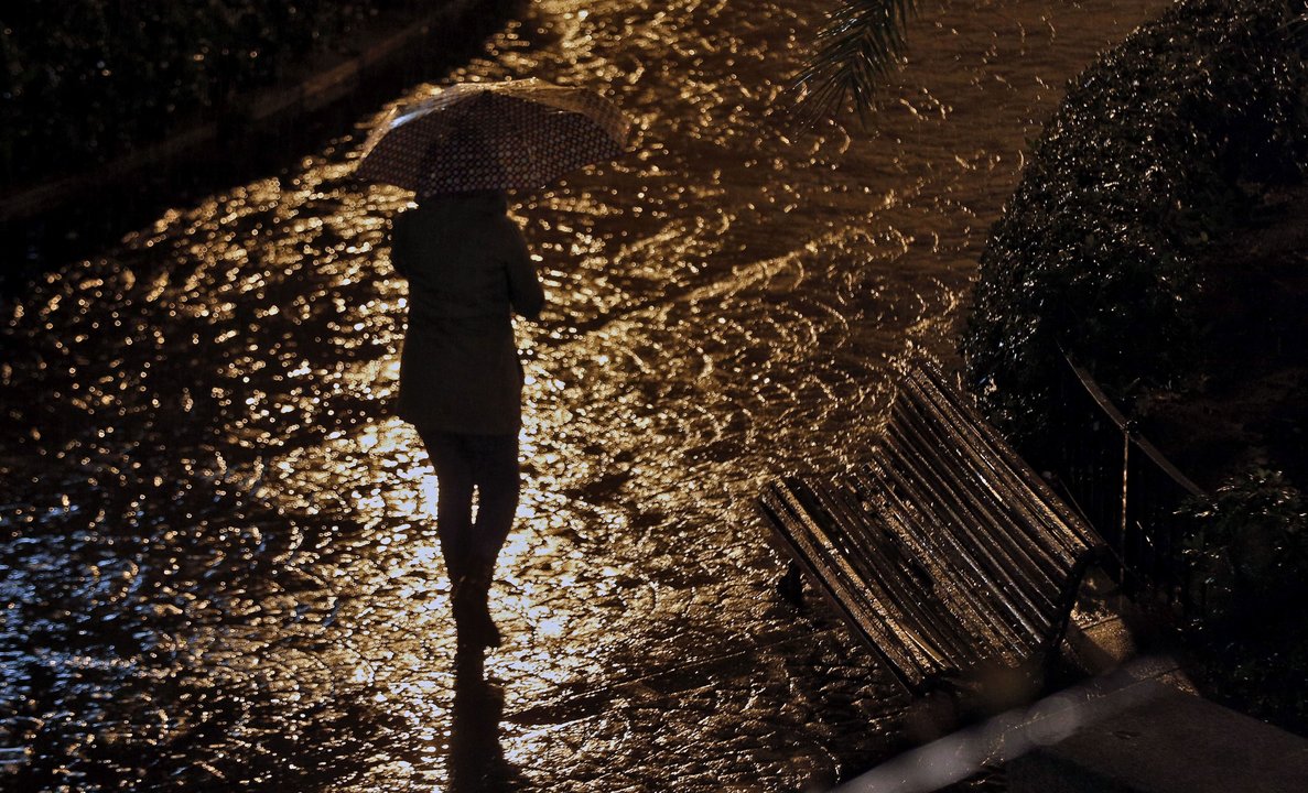 Una mujer camina sola por la calle (foto: EFE)