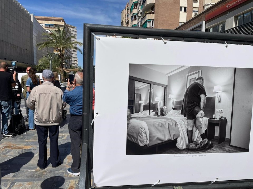 El Ayuntamiento de Murcia expone en la Avenida de la Libertad 'Resiliencia: Talidomida, caso abierto', un trabajo de la fotógrafa Ana Bernal (foto: Ayuntamiento de Murcia)
