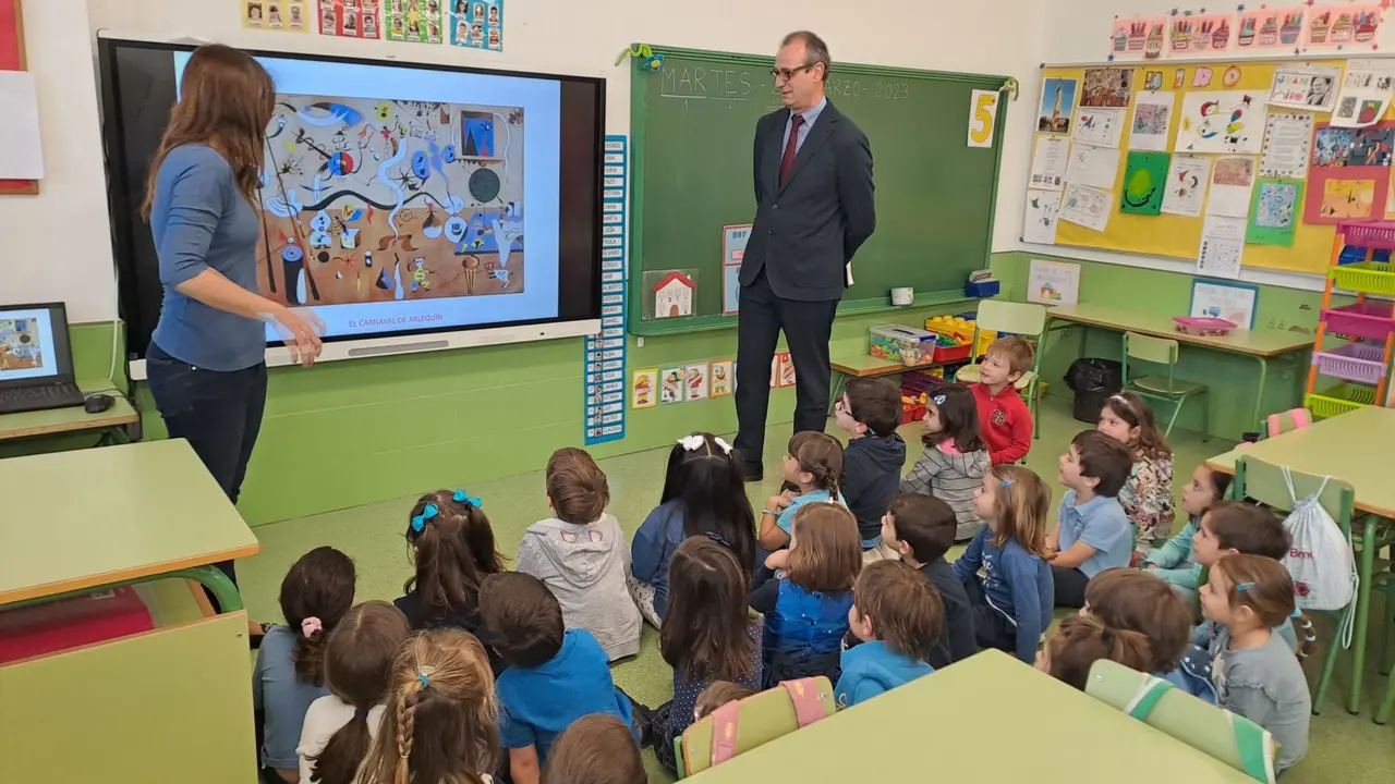 El consejero V&iacute;ctor Mar&iacute;n visit&oacute; el CEIP Nuestra Se&ntilde;ora de Bel&eacute;n de Murcia donde ya se han instalado paneles digitales interactivos.