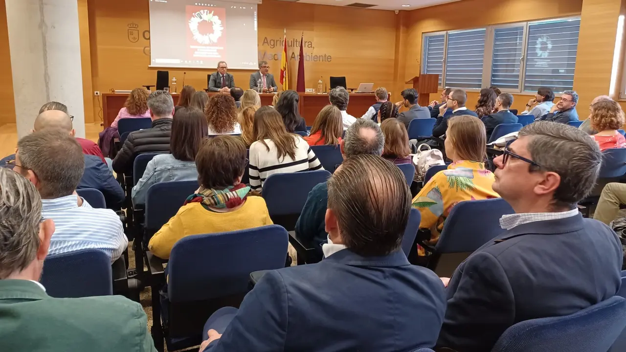 El consejero de Medio Ambiente, Juan Mar&iacute;a V&aacute;zquez, inaugura la jornada t&eacute;cnica sobre la Normativa de Residuos y Residuos de Envases para la Econom&iacute;a Circular