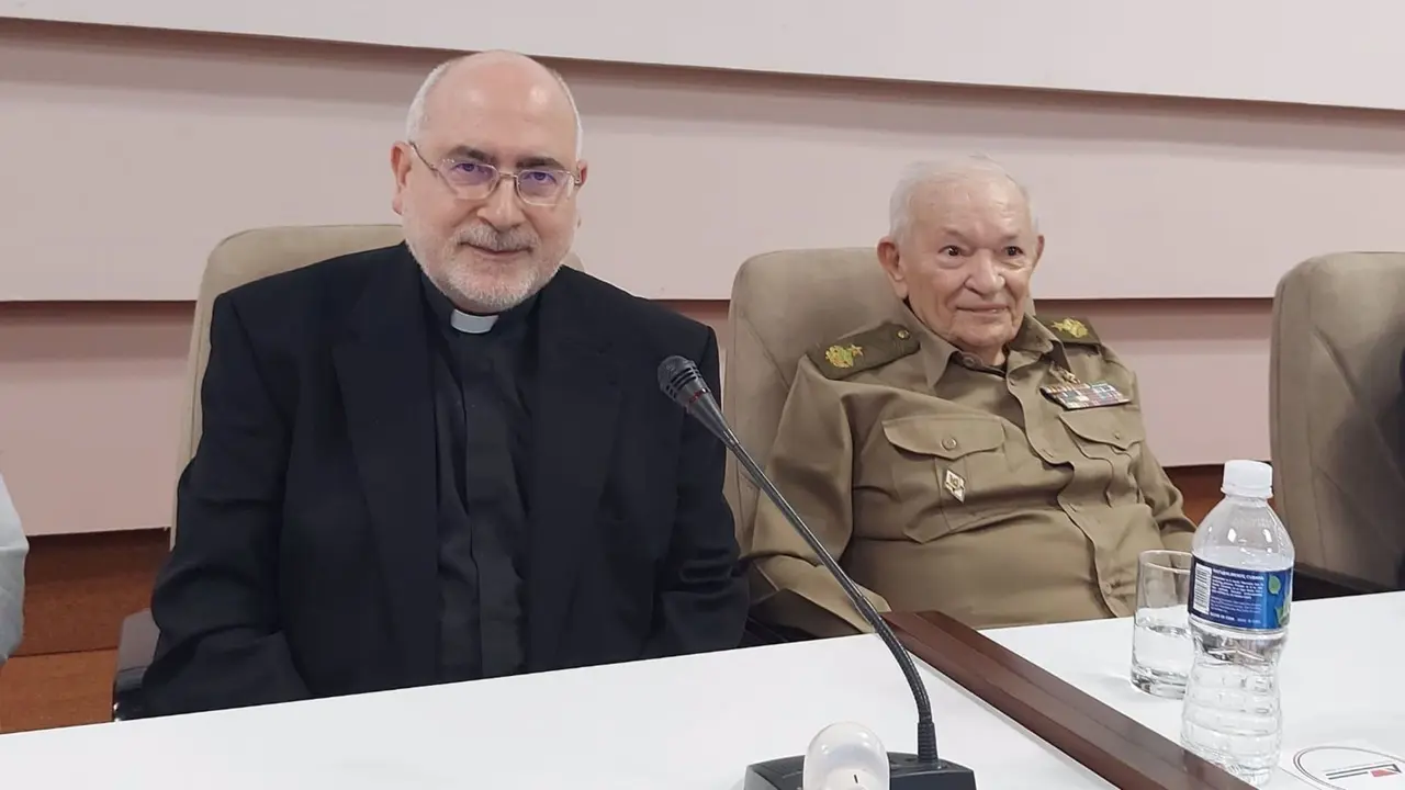 Antonio Alcaraz, coordinador acad&eacute;mico del Proyecto y vicerrector de Extensi&oacute;n Universitaria de la UCAM junto a Guillermo Garc&iacute;a Fr&iacute;as, Comandante de la Revoluci&oacute;n. (Foto: UCAM)