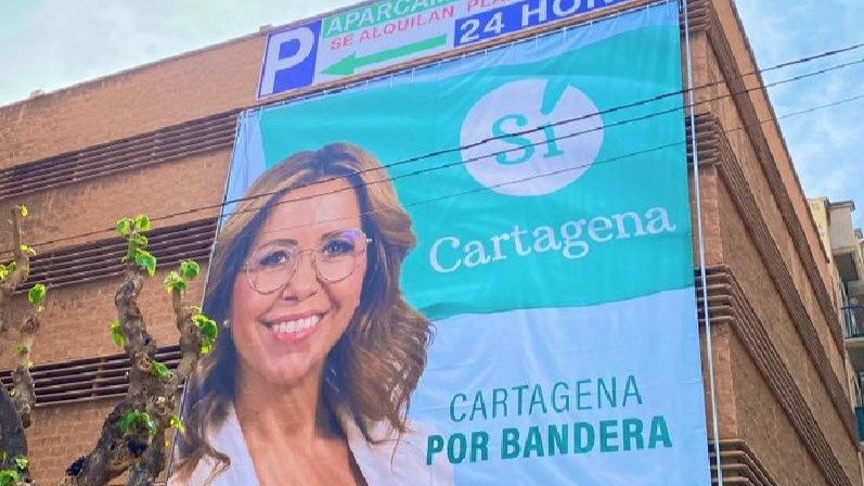 La pancarta con el rostro de Ana Belén Castejón, candidata a la Alcaldía de Cartagena, frente a San Esteban (foto: La 7)