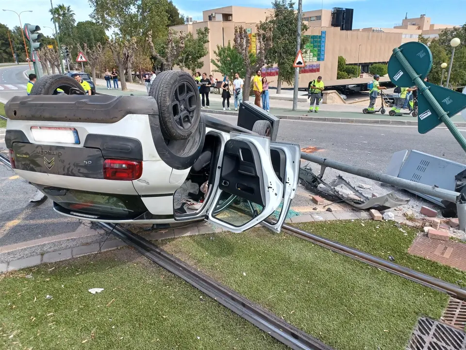 Veh&iacute;culo siniestrado en en el Campus de Espinardo de la Universidad de Murcia (foto: 112 Regi&oacute;n de Murcia)