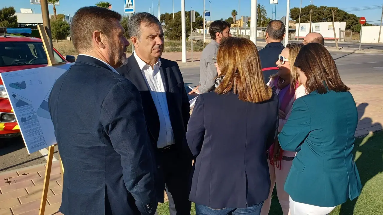 El consejero de Medio Ambiente, Mar Menor, Universidades e Investigaci&oacute;n, Juan Mar&iacute;a V&aacute;zquez, presenta el inicio de las obras de la primera fase del nuevo Parque de Bomberos de San Pedro del Pinatar (Foto: CARM)
