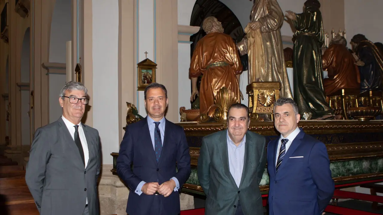 El consejero de Presidencia, Turismo, Cultura, Juventud, Deportes y Portavoc&iacute;a, Marcos Ortu&ntilde;o, acompa&ntilde;ado por el presidente de la cofrad&iacute;a, Carlos Valc&aacute;rcel (1i), el comisario de Procesi&oacute;n, Gregorio Gonz&aacute;lez (2d), y el secretario de la Consejer&iacute;a, Juan Antonio Lorca (1d), delante de El Lavatorio.