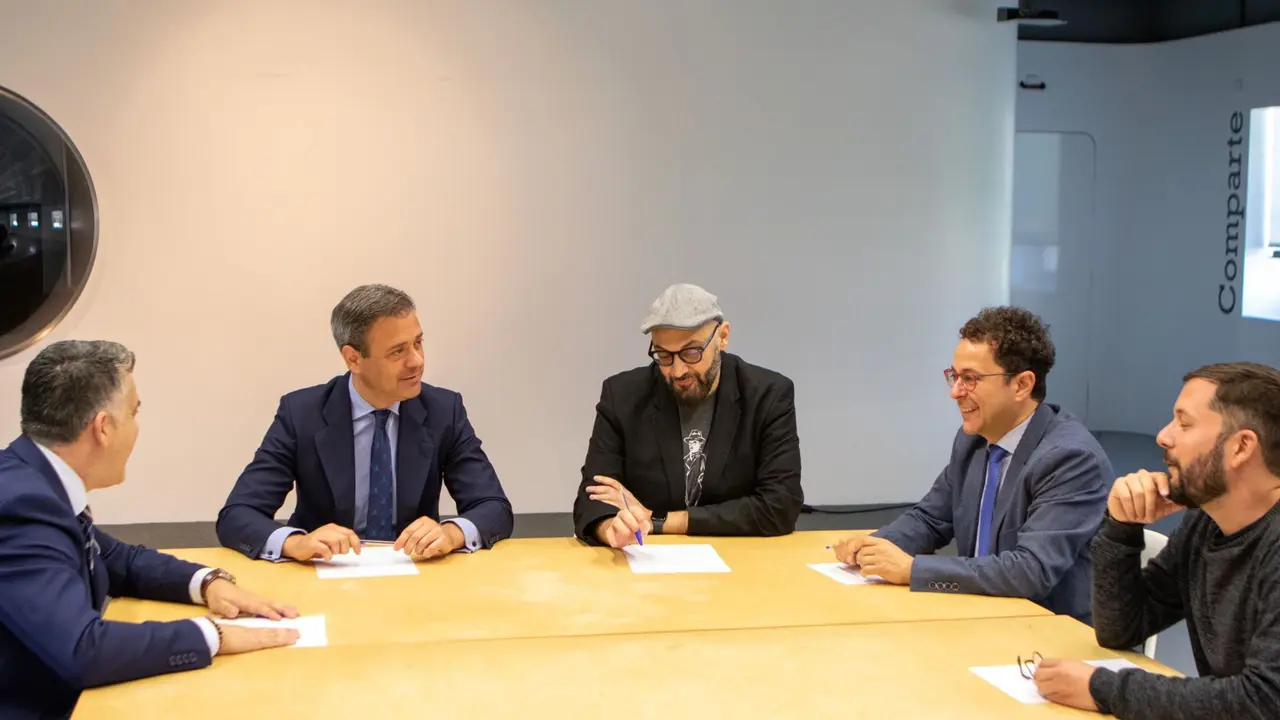 Reuni&oacute;n celebrada hoy entre el consejero de Presidencia, Turismo, Cultura, Juventud, Deportes y Portavoc&iacute;a, Marcos Ortu&ntilde;o, con el escritor Miguel &Aacute;ngel Hern&aacute;ndez, el secretario de la Consejer&iacute;a, Juan Antonio Lorca, el director del ICA, Manuel Cebri&aacute;n, y el coordinador del Centro P&aacute;rraga, Sergio Porlan.