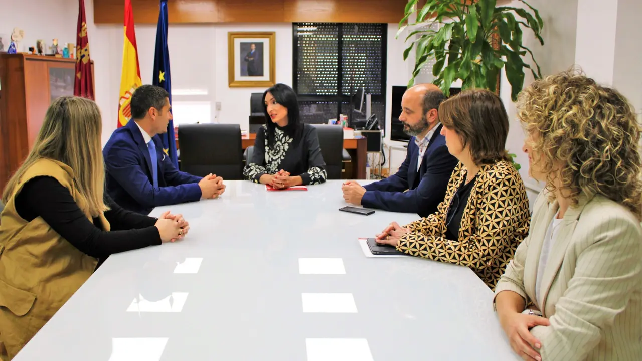 Reuni&oacute;n con representantes de la Fundaci&oacute;n Junior Achievement