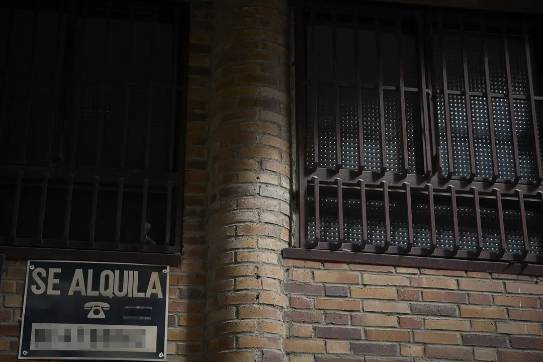 Carteles de 'Se alquila' (foto: Europa Press)
