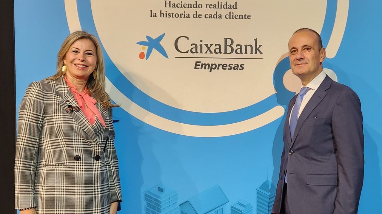 Olga García, directora territorial de CaixaBank en la Región de Murcia, y Juan Jesús Lozano, director comercial de Banca de Empresas en la Dirección Territorial de CaixaBank de la Región de Murcia.
