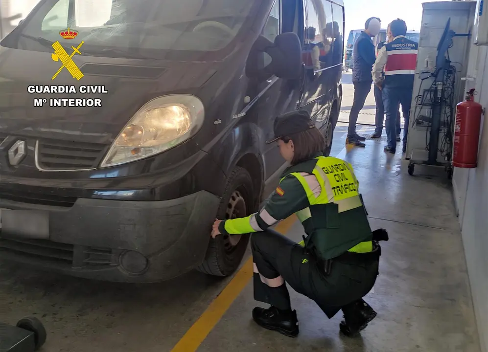 Imagen de un momento de la investigaci&oacute;n llevada a cabo por la Guardia Civil (foto: Guardia Civil)
