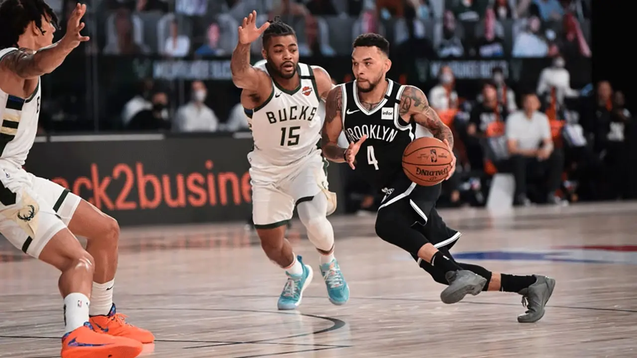 Chris Chiozza (camiseta negra) entra a canasta en un partido con otro de sus equipos en la NBA, Brooklyn Nets