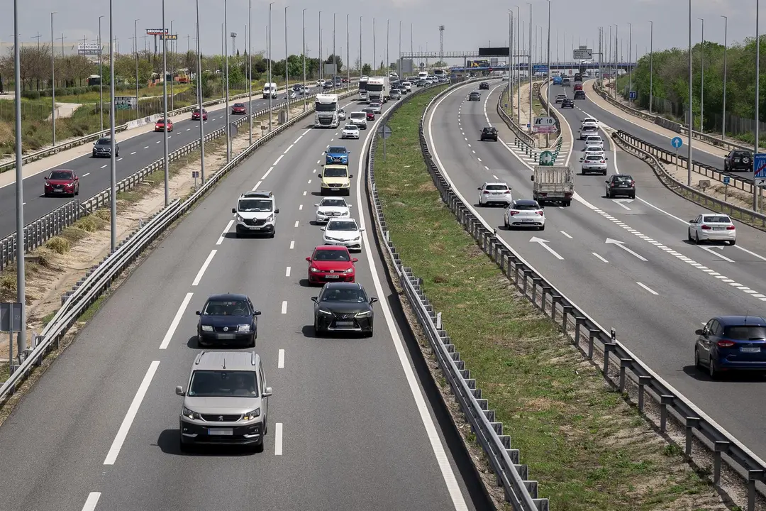 Veh&iacute;culos en una autov&iacute;a (foto: Europa Press)
