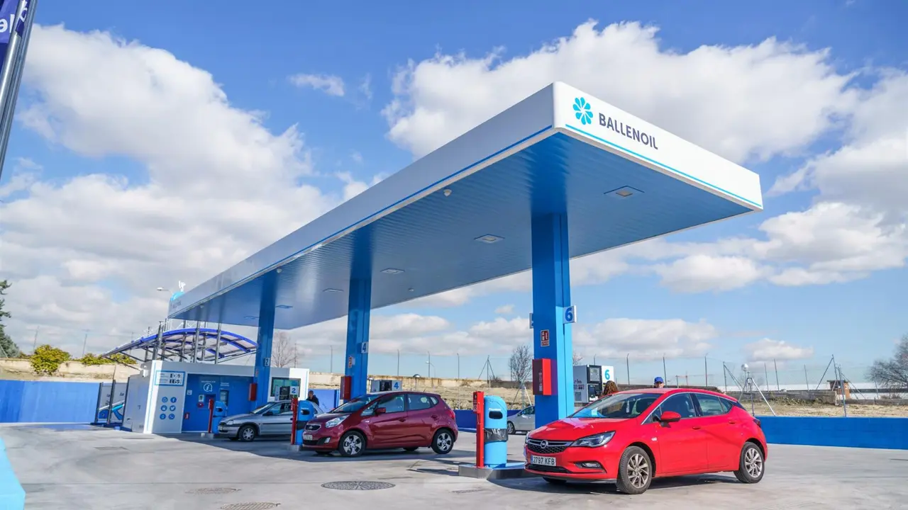 Las gasolineras low cost elevan su diferencial de precios con las tradicionales tras recortarse los descuentos