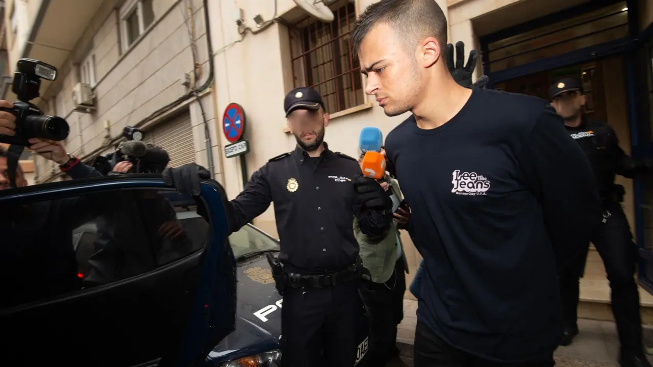 Salida del detenido por el asesinato del armero del club de tiro en Barcelona y posterior secuestro de dos mujeres hasta Murcia (Foto: Javier Carri&oacute;n/Europa Press)