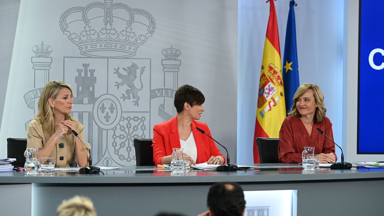 Yolanda Díaz (izq.) junto a las ministras Raquel Sánchez y Pilar Alegría