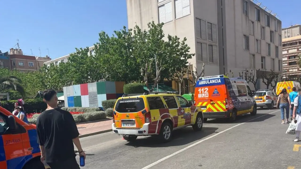 Veh&iacute;culos de atenci&oacute;n sanitaria, este martes durante el Bando de la Huerta