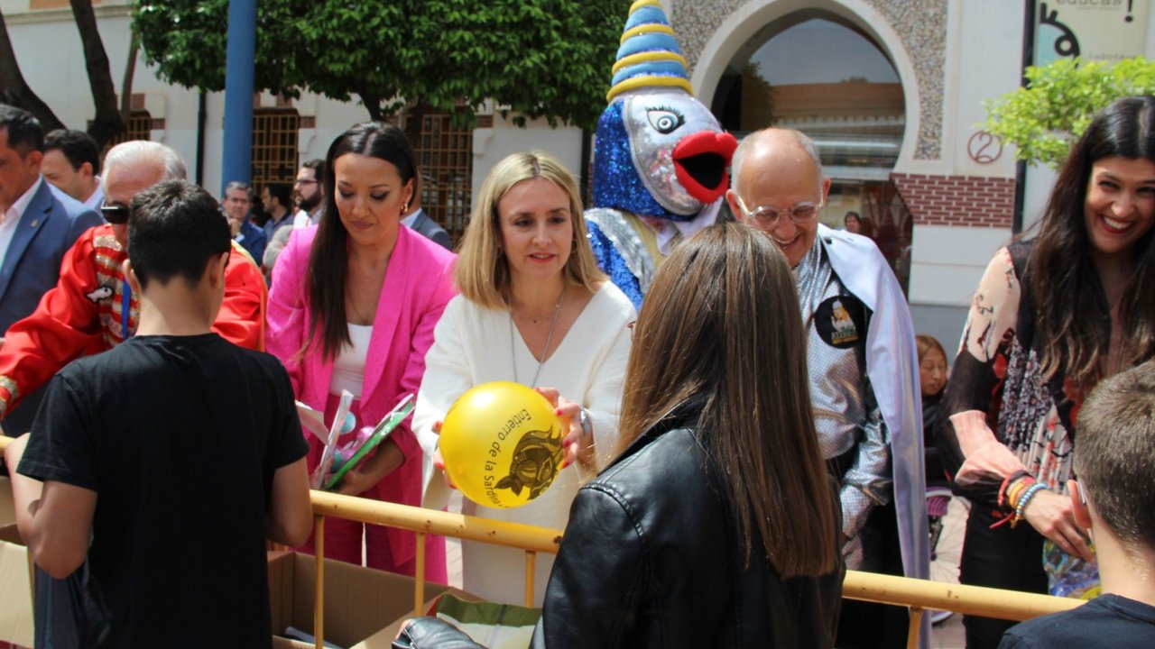 La consejera de Política Social repartió juguetes a niños de centros de la Comunidad en el Encuentro de Sardinillas.