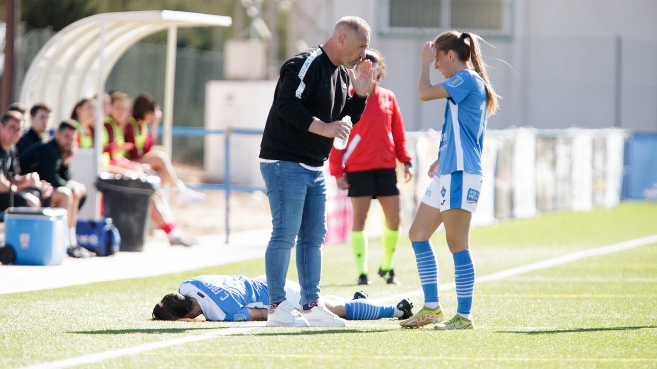 Randri García, entrenador del Alhama ElPozo, dando instrucciones a una de sus jugadoras durante un partido (foto: La 7)
