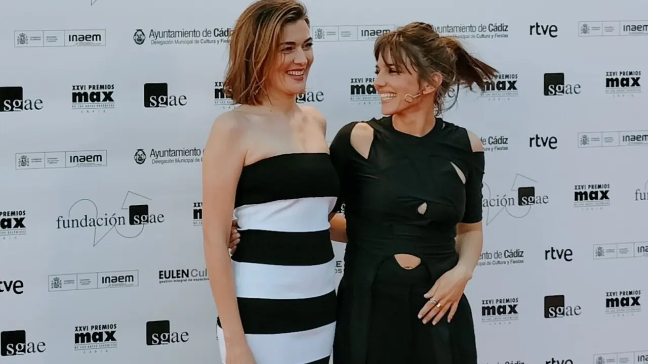 Marta Nieto, junto a su compa&ntilde;era de premio, en los Premios Max