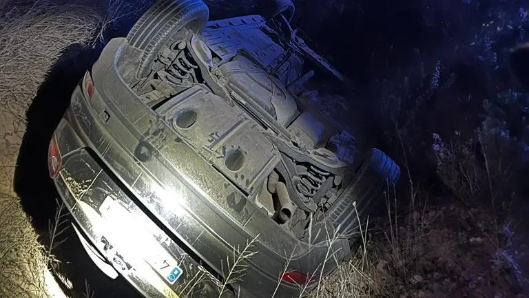 Veh&iacute;culo siniestrado en la carretera N-344, a la altura del kil&oacute;metro 92, en Yecla (foto: 061)