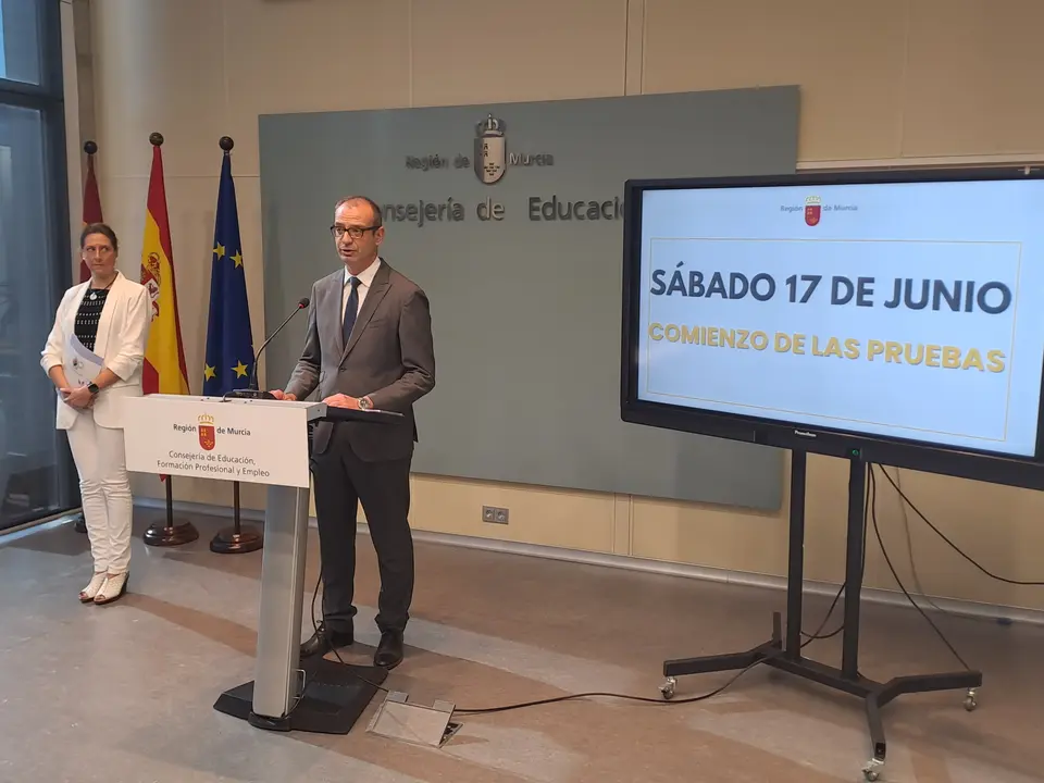 El consejero de Educaci&oacute;n, Formaci&oacute;n Profesional y Empleo, V&iacute;ctor Mar&iacute;n, inform&oacute; sobre las oposiciones a Secundaria (foto: CARM)