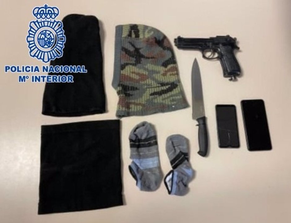 Algunos de los materiales que usaron ambos detenidos para sus robos con fuerza en El Palmar y Puente Tocinos (foto: Policía Nacional)