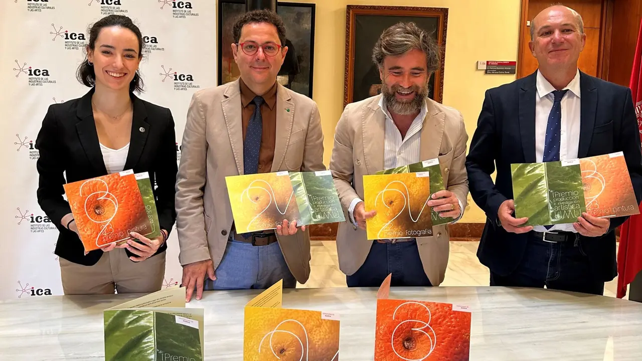 La presidenta del Consejo de Estudiantes de la UMU, Mar&iacute;a Ju&aacute;rez; el director general el ICA, Manuel Cebri&aacute;n; el coordinador de Cultura de la Universidad de Murcia, Francisco Javier Caballero; y el vicerrector de Responsabilidad Social y Cultura de la Universidad de Murcia, Longinos Mar&iacute;n (de izquierda a derecha), en la presentaci&oacute;n de los premios.