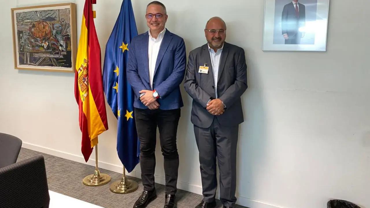 El director general del Mar Menor, V&iacute;ctor Serrano, junto a Juan Carlos Cort&eacute;s, director de Espacio, Grandes Instalaciones y Programas Duales del Centro para el Desarrollo Tecnol&oacute;gico Industrial (CDTI)