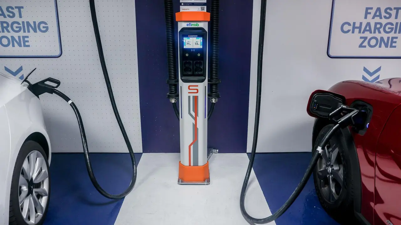 Dos coches el&eacute;ctricos se cargan en una estaci&oacute;n de carga (Foto: Ricardo Rubio - Europa Press)