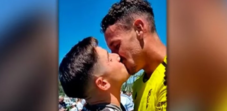 Martín Lejárraga besa a su pareja para celebrar el ascenso del Marbella