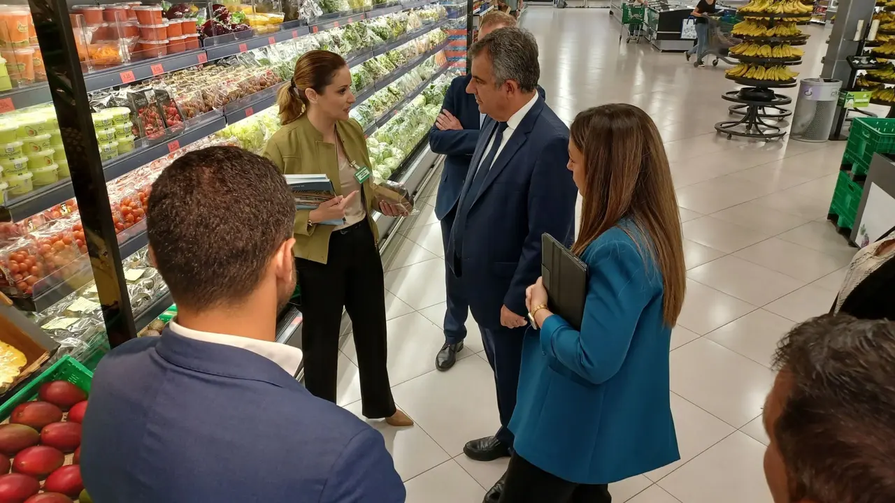 La directora de Relaciones Externas de Mercadona, Ana Bel&eacute;n Mart&iacute;nez, comenta con el consejero V&aacute;zquez las mejoras en sostenibilidad llevadas a cabo por la compa&ntilde;&iacute;a en la Regi&oacute;n.