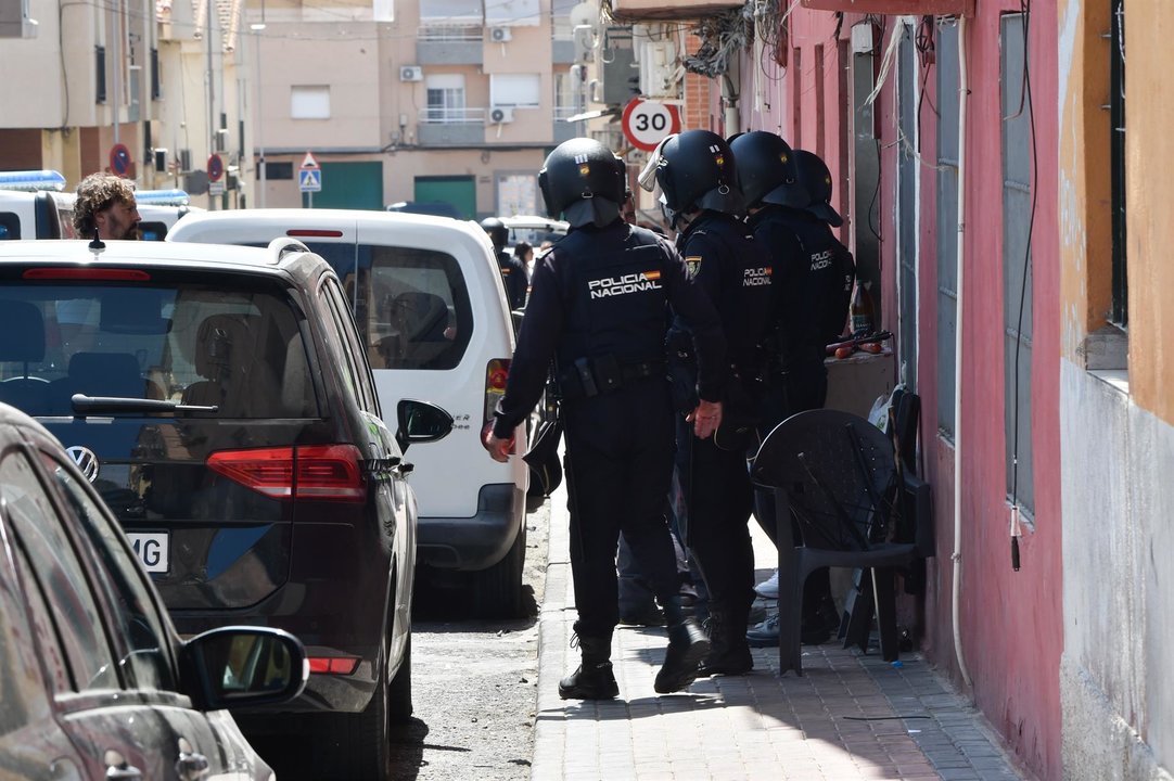 Agentes de Policía Nacional en una operación antidroga en la que se ha liberado a un varón que permanecía secuestrado en un zulo, dentro de una vivienda del barrio murciano de Espinardo, en la zona del Espíritu Santo (foto: Europa Press)