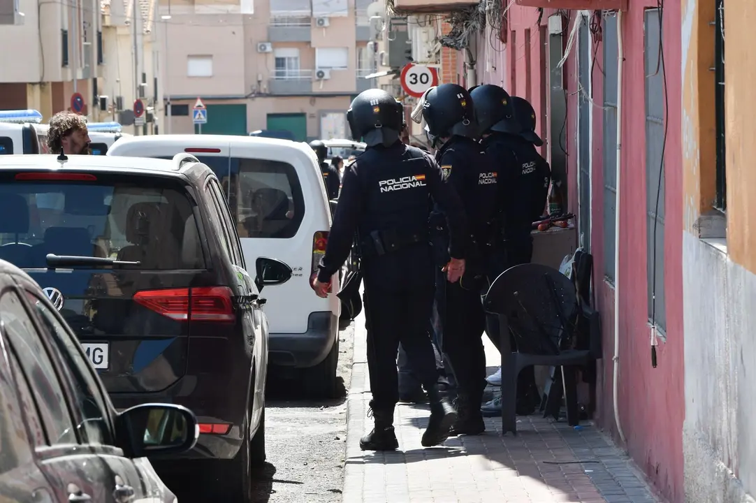 Agentes de Polic&iacute;a Nacional en una operaci&oacute;n antidroga en la que se ha liberado a un var&oacute;n que permanec&iacute;a secuestrado en un zulo, dentro de una vivienda del barrio murciano de Espinardo, en la zona del Esp&iacute;ritu Santo (foto: Europa Press)