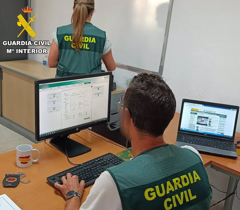 Investigadores de la Guardia Civil (foto: Guardia Civil)