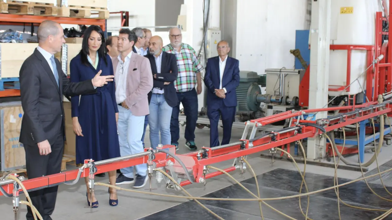 La consejera de Empresa, Econom&iacute;a Social y Aut&oacute;nomos, Valle Migu&eacute;lez, durante la visita al Centro Tecnol&oacute;gico del Metal