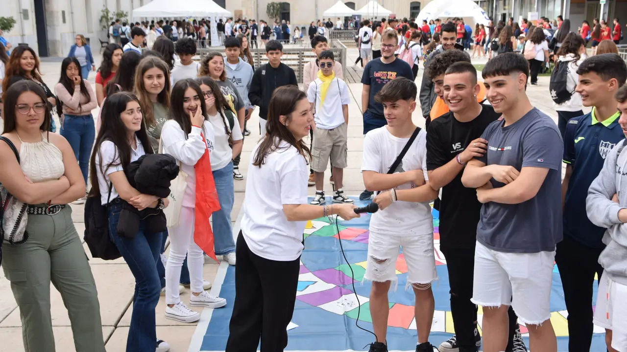 Preuniversitarios asistentes al campus de ingenier&iacute;a