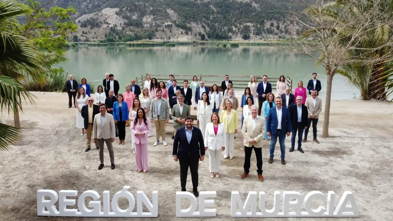 L&oacute;pez Miras, junto a los miembros de la lista del PP a la Asamblea Regional en el Azud de Oj&oacute;s