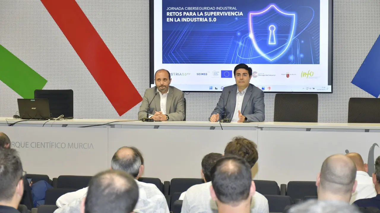 El director del INFO, Joaqu&iacute;n G&oacute;mez (i), durante la jornada de ciberseguridad.