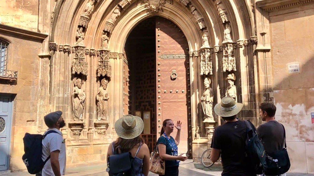 Un grupo de turistas visita la Catedral de Murcia